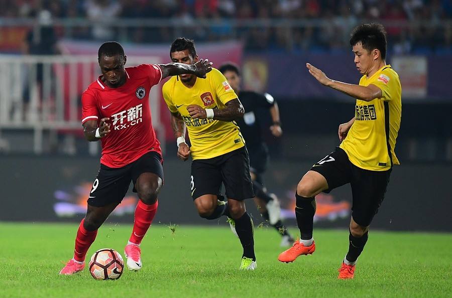 恒大客场痛失三分，脱离联赛领先位置的简单介绍