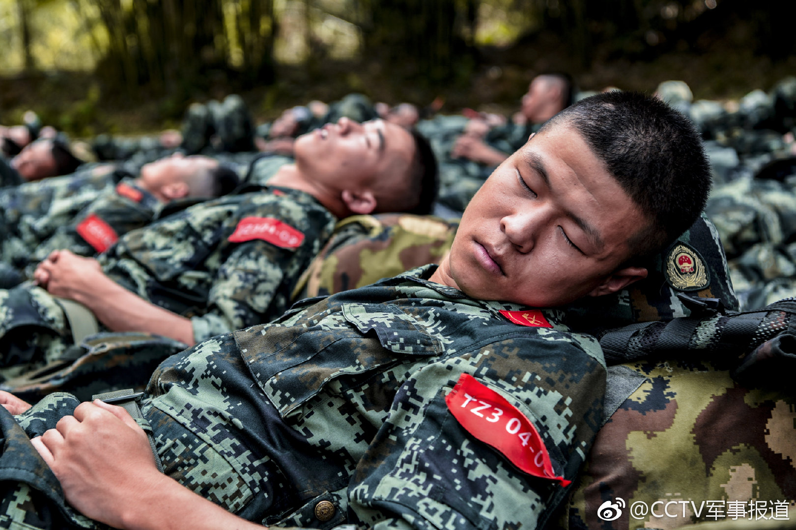 杏彩体育网页版登录入口-包含追逐荣耀，亚洲足球比赛中的团队壮志的词条