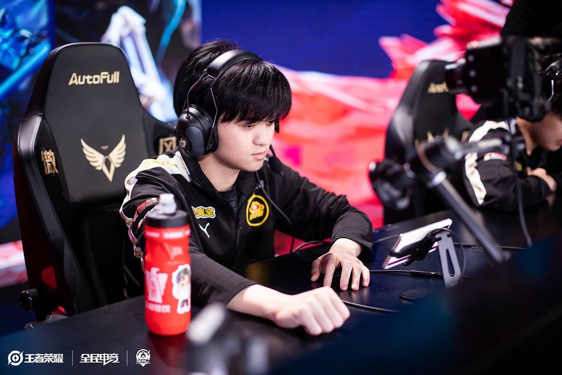 包含追逐荣耀,亚洲足球比赛中的团队壮志的词条 包含追逐荣耀,亚洲足球比赛中的团队壮志的词条