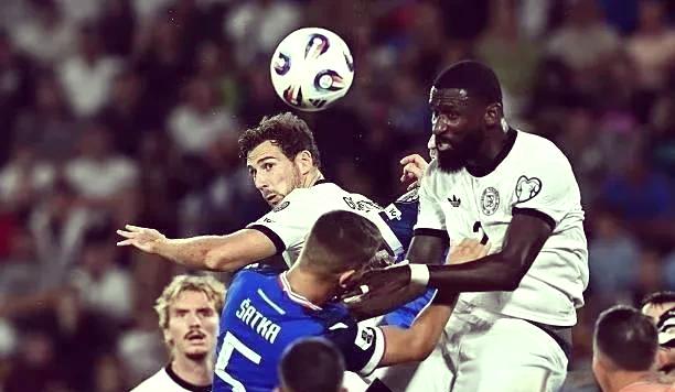 欧锦赛赛场激烈角逐比分悬殊