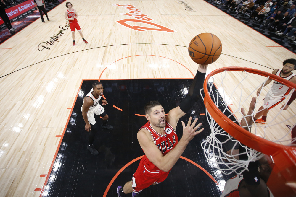 公牛险胜活塞，拉文表现出色