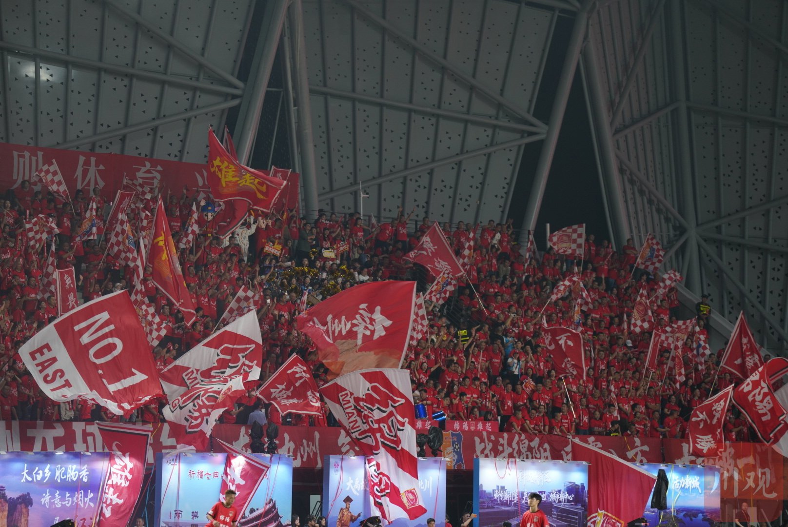 杏彩体育官方入口-本场比赛观众数再刷新纪录，球迷热情高涨