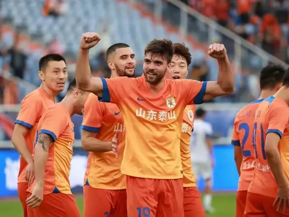 全面实力压倒对手，登顶联赛榜首